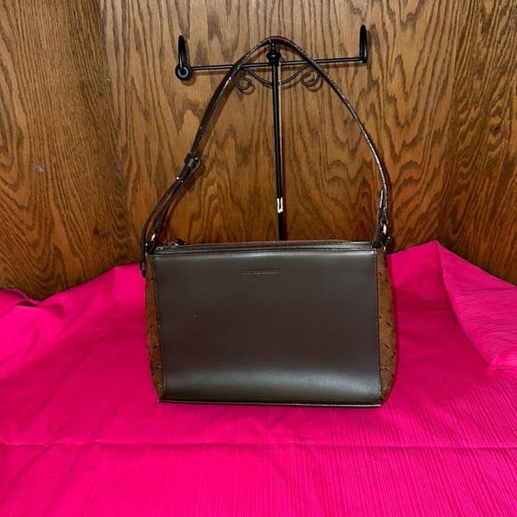 Burberry Handbags - Selling Preloved authentic Burberry Leather Bag
